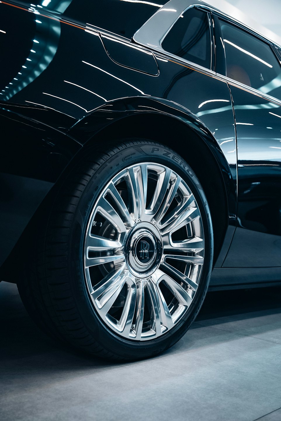 クロームホイール付きの洗練された黒の高級車。